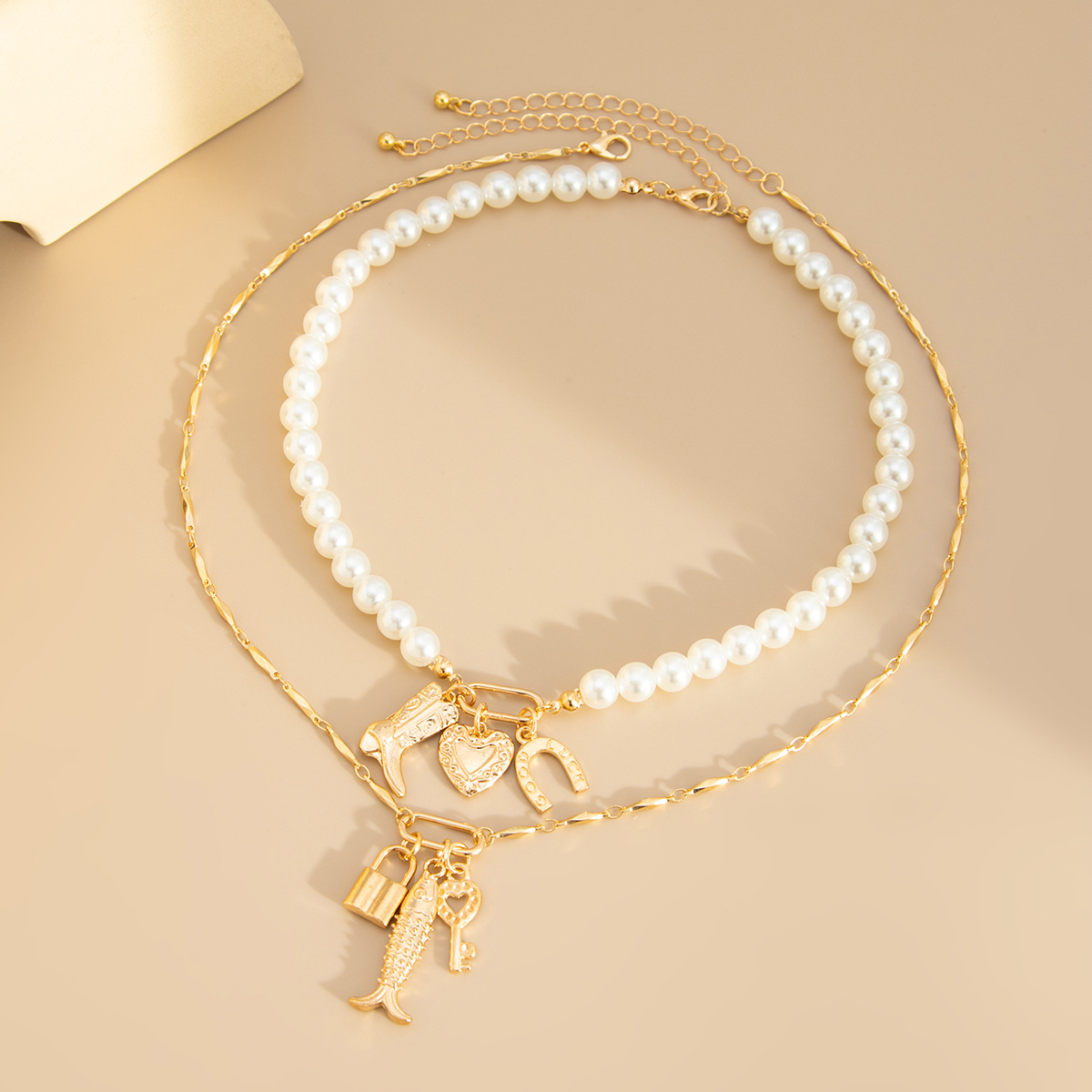 European and American cross-border jewelry, Baroque pearl beaded necklace, retro heart-shaped small fish alloy pendant, collarbone chain Application Scenario