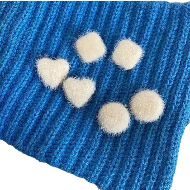The new geometric heart-shaped plush stud earrings from Dongdaemun, South Korea, are trendy, cute and girlish high-end earrings for women on Instagram Item Picture