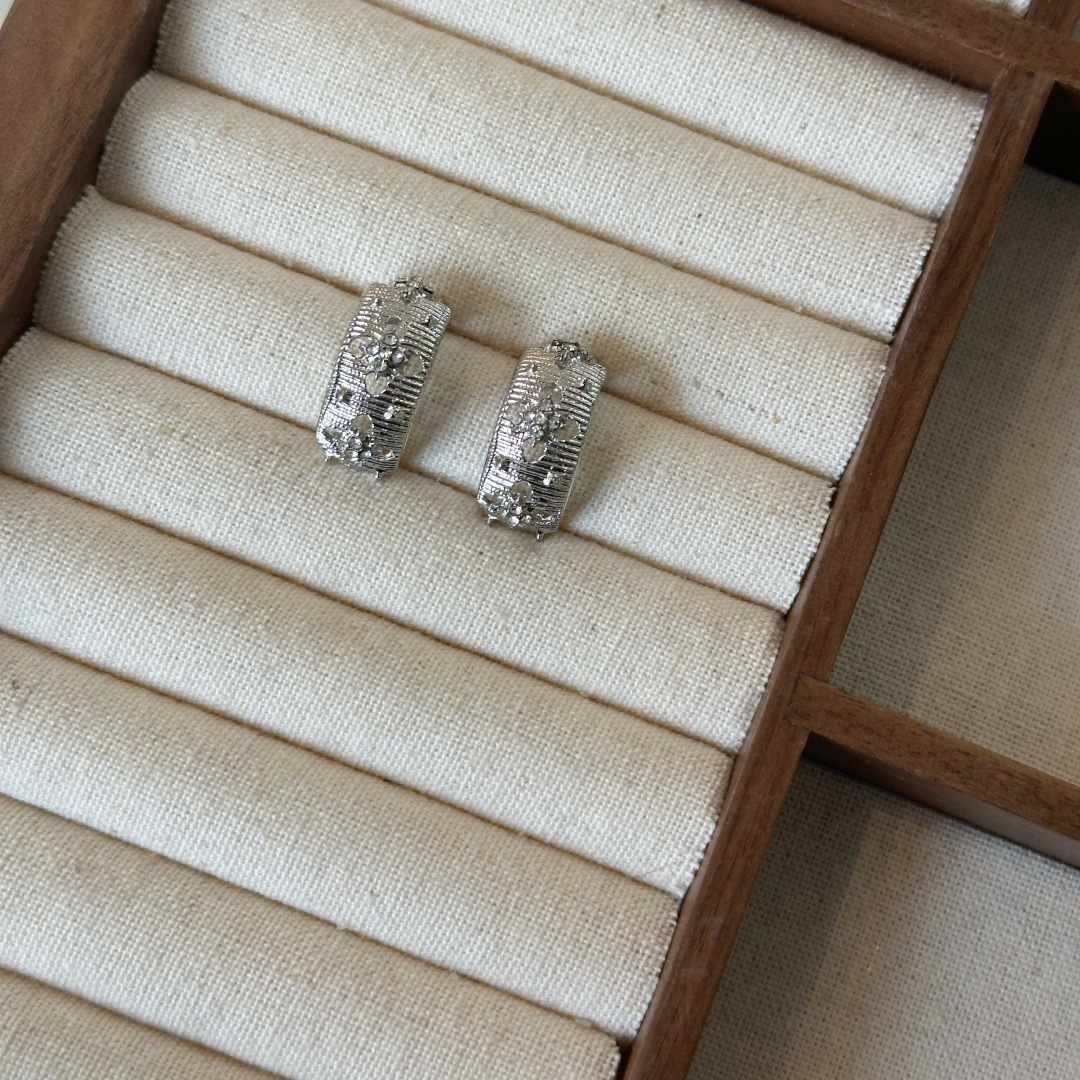 Brushed metal hollowed-out stud earrings exude a sense of sophistication and elegance for women. The silver stud earrings exude a refined and light luxury charm. New style of earrings in 2025 Specification drawing
