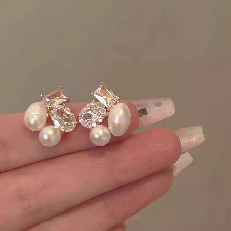 Light luxury and high-end square zircon pearl stud earrings for women, new best-selling and elegant earrings, niche design earrings and earrings Application Scenario