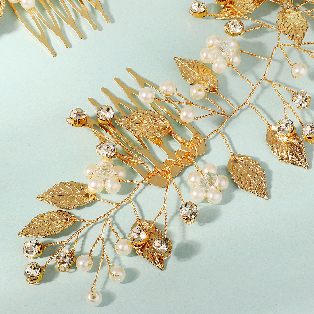European and American bride accessories, rhinestone alloy leaf pair combs, wedding curls, headwear, hand-beaded golden pearl hair combs Application Scenario