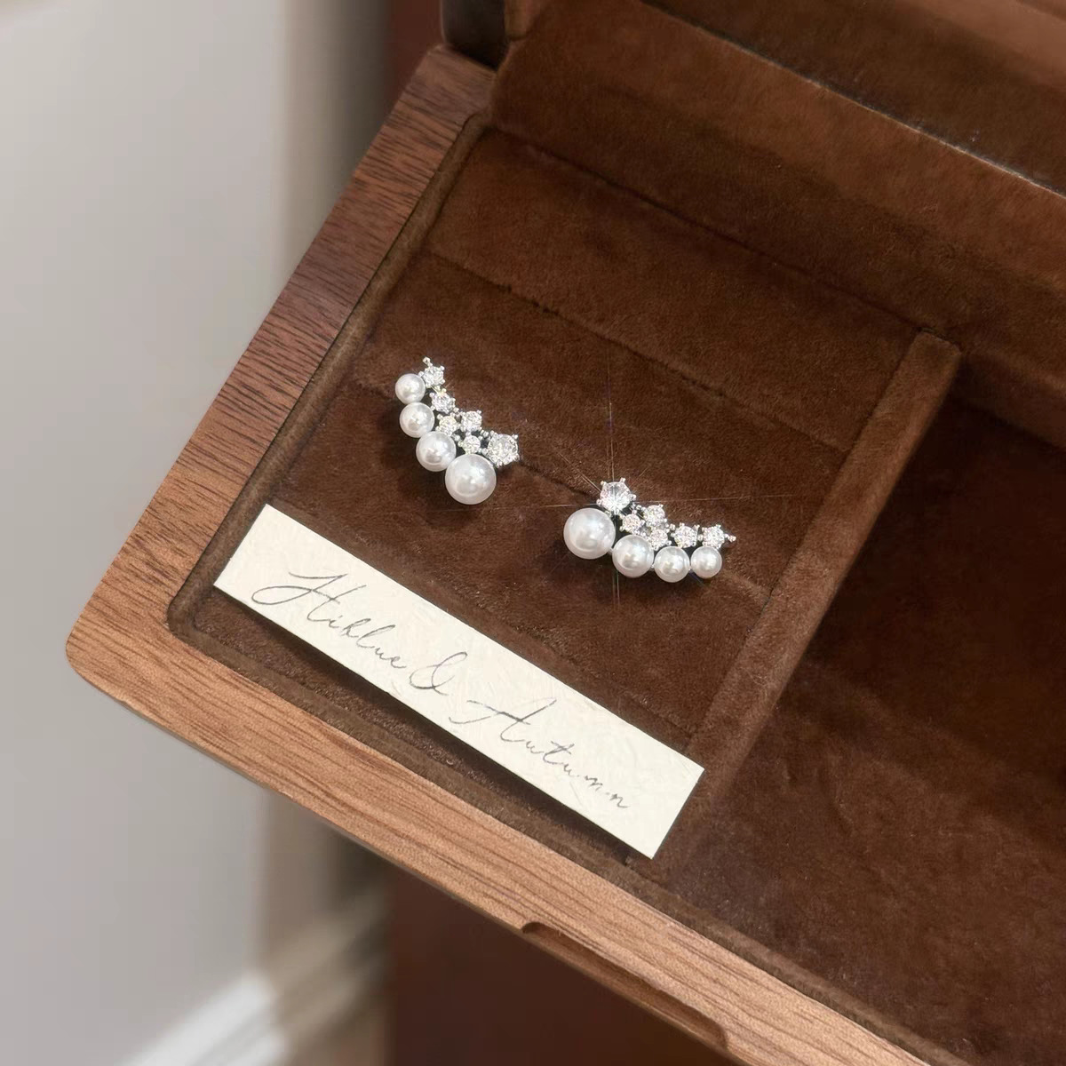 The niche design of the sparkling diamond pearl stud earrings is light luxury, versatile, and exudes a unique sense of sophistication. It is a new type of earrings for women in 2025 Application Scenario