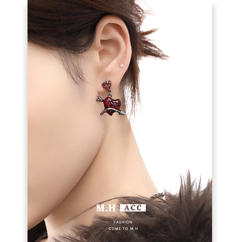 Cupid red heart-shaped arrowhead earrings, winter high-end style, ins sweet and cool style earrings, fresh and sweet earrings for women Specification drawing
