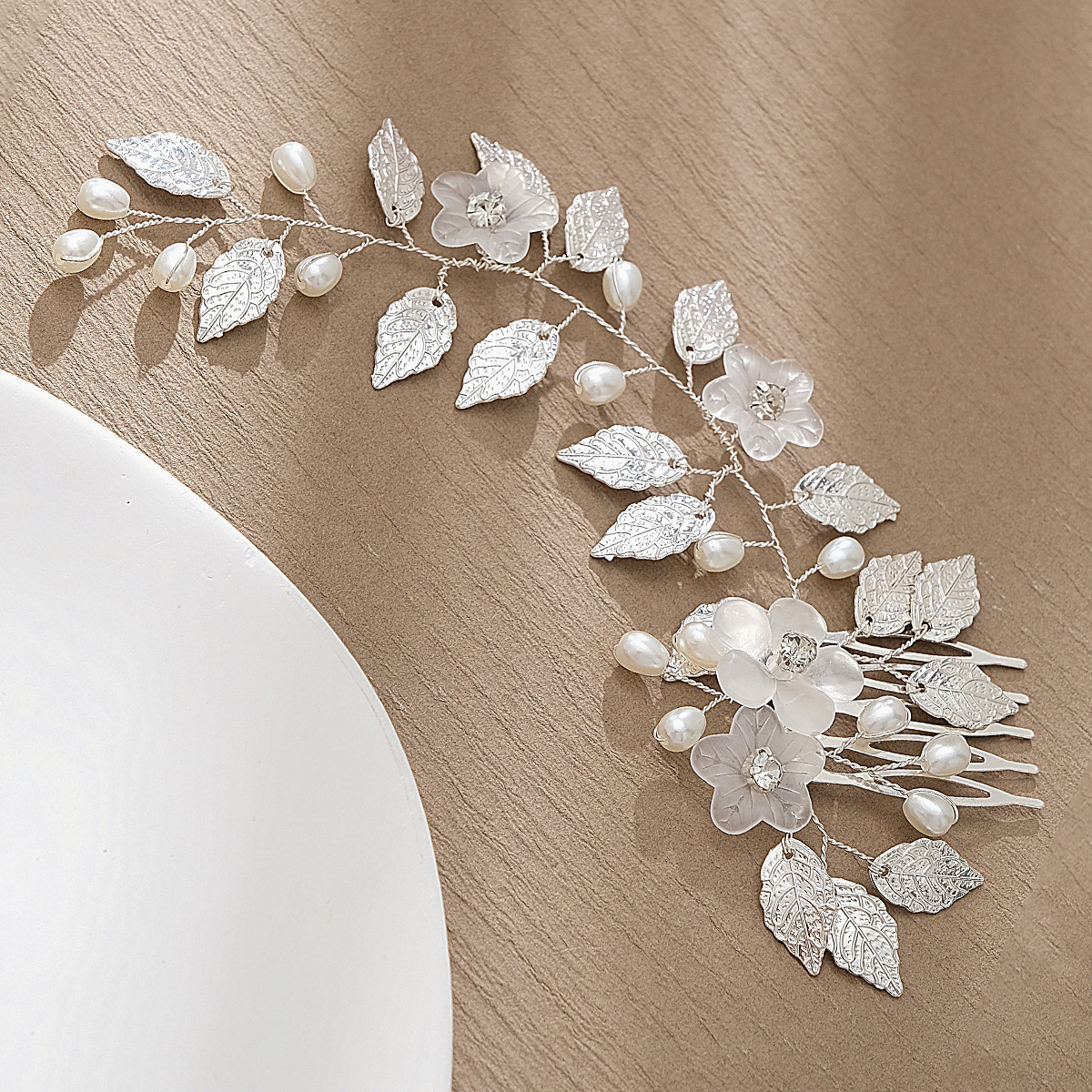 New Chinese-style ancient-style Xiuhe hair accessory, versatile golden leaf hand-inserted comb, cheongsam, Hanfu, updo, pearl hair comb Application Scenario