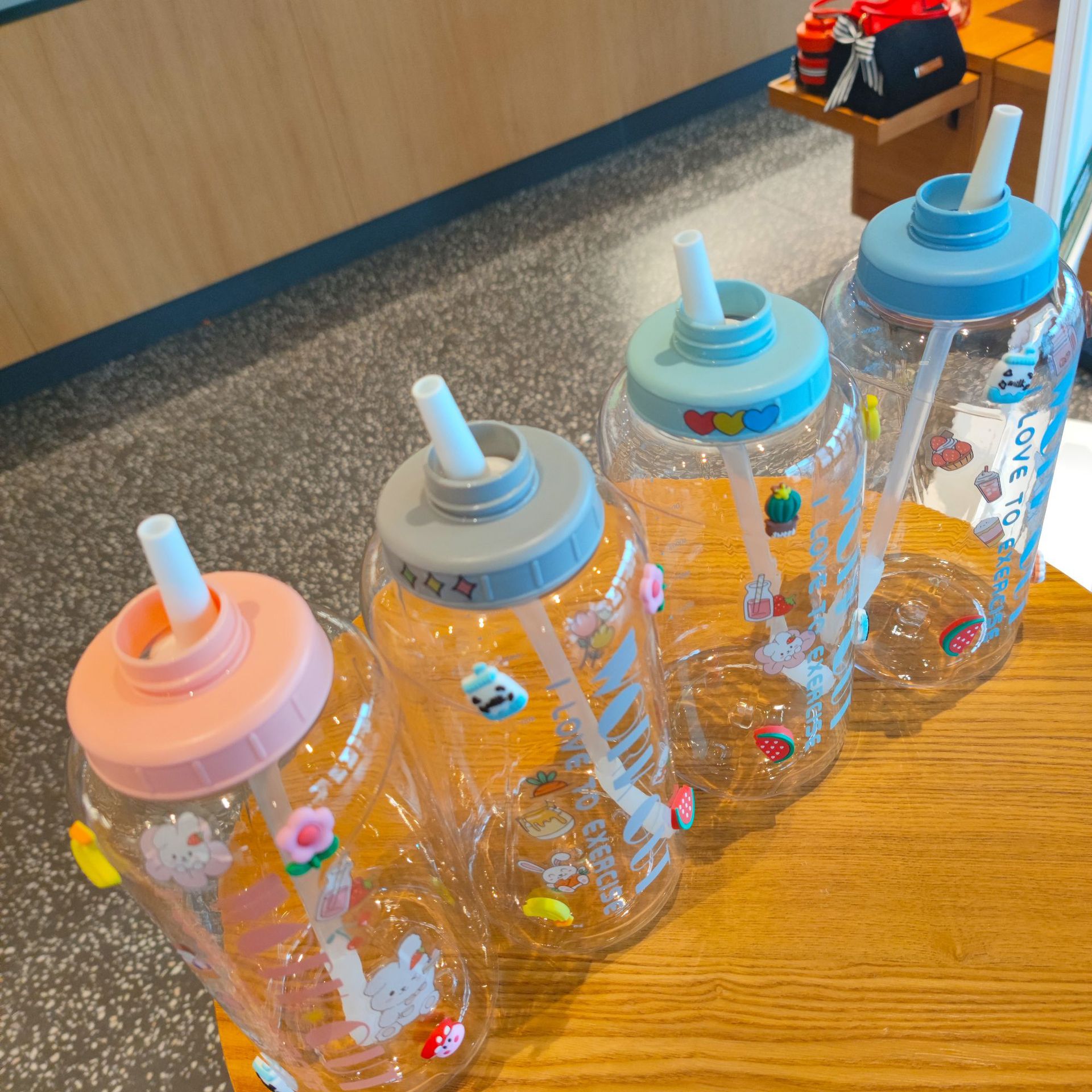 1800ml summer simple new outdoor sports and fitness portable handle water bottle with large capacity straw bell water cup Specification drawing