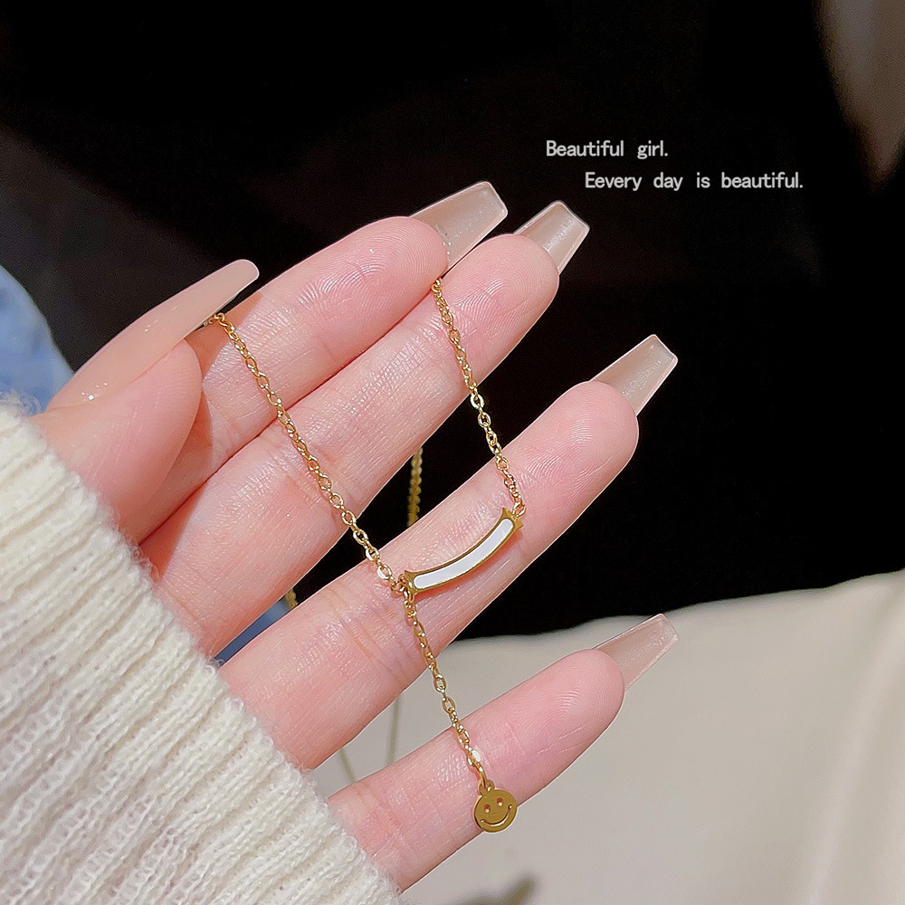Titanium steel non-fading ins smiley face tassel necklace, non-fading light luxury niche design sense, fashionable and versatile collarbone chain full figure