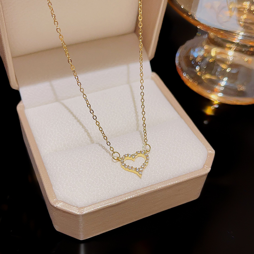 Temperament and heart titanium steel necklace, light luxury and niche design sense collarbone chain, 2024 new style bestseller necklace accessory wholesale details Picture
