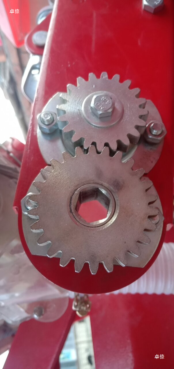 The 26-tooth gear of the fertilizer box transmission sprocket of the corn planter is welded to a 20-tooth sprocket Item Picture