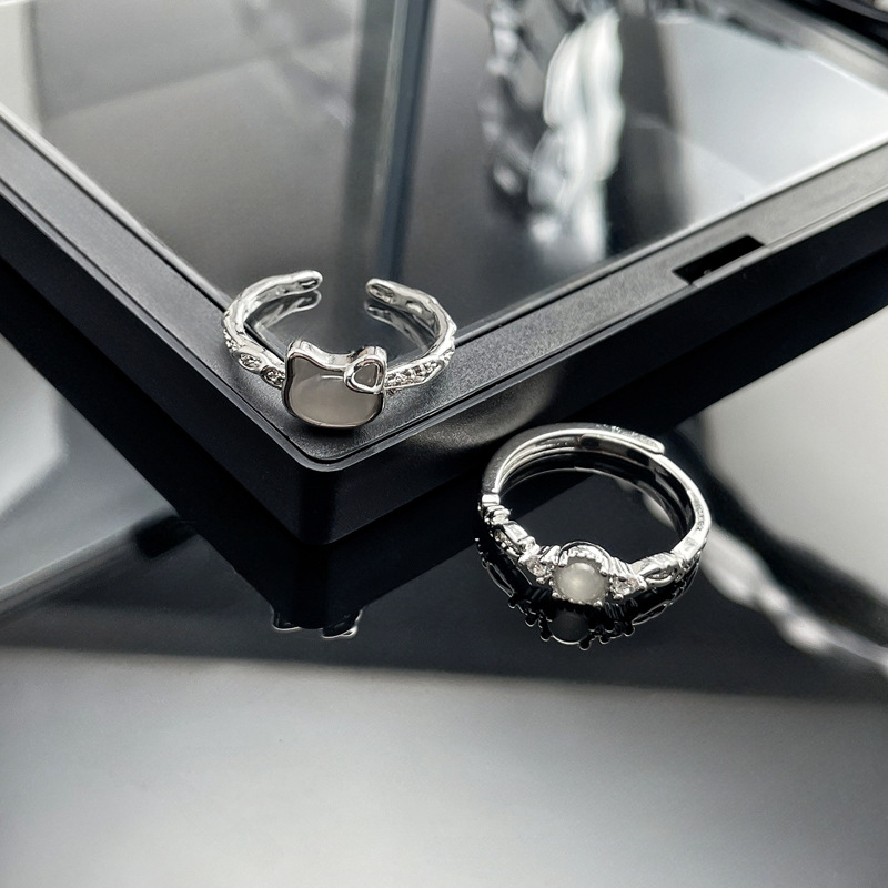 Korean-style, niche and simple little cat exquisite and fashionable ring, adjustable for women, cold style, unique design sense, versatile ring Application Scenario