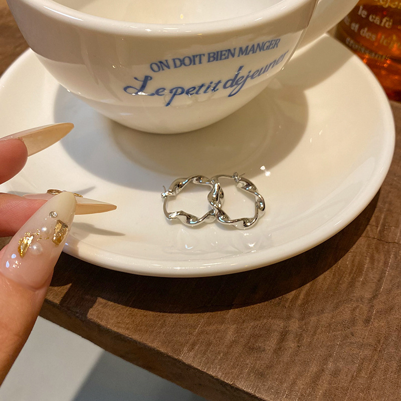 Irregular circular earrings with a metallic feel from Europe and America, a unique and versatile style for women, are trendy and trendy earrings that are popular on the Internet Application Scenario