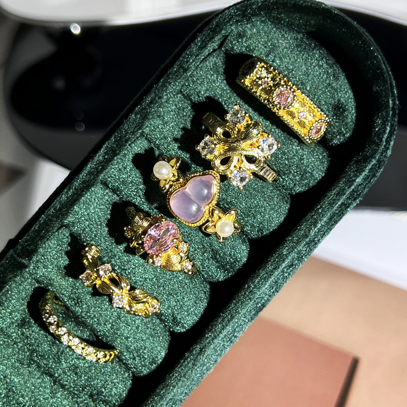 A light luxury ring with a court-style Italian weave pattern, gold brushed iris, and a sweet and cool ring with a transparent gourd and pink diamonds full figure