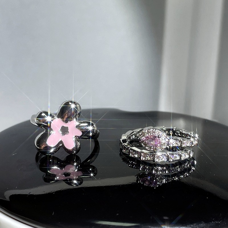 This niche, light luxury sparkling diamond snake ring exudes a sense of sophistication for women. It features a floral charm and is versatile. The cold and elegant snake-shaped ring is an autumn and winter accessory full figure