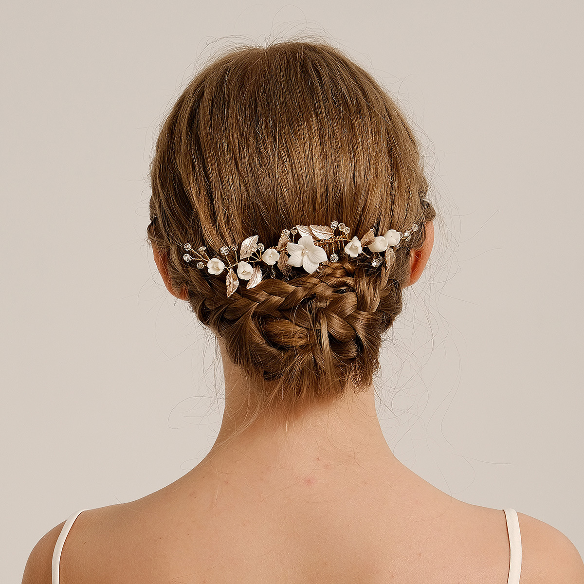 A new cross-border handcrafted bride's hair comb, a beautiful forest-themed wedding dress with a updo hairstyle and white ceramic flower insert comb full figure