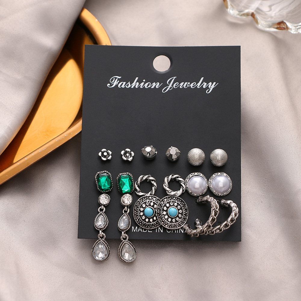 Cross-border artistic retro irregular tassel earrings set, European and American retro style heart-shaped tassel card earrings wholesale Application Scenario