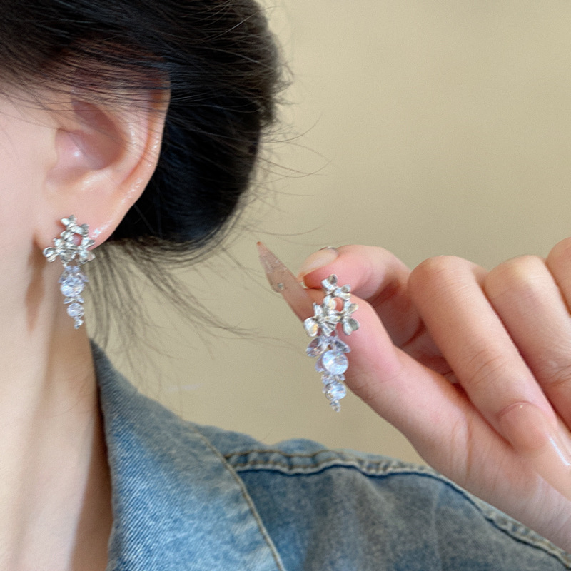 Korean-style super sparkling crystal grape flower hanging diamond earrings, with a cold and elegant style, exude a sense of high-end luxury and fashion, and are versatile earrings details Picture