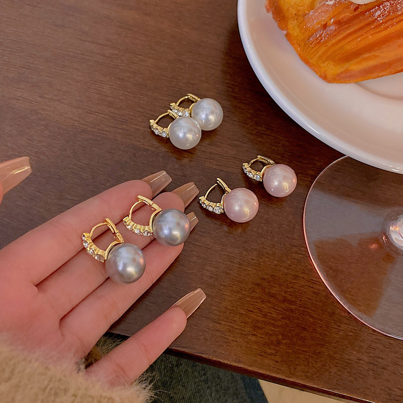 Ins-style pearl earrings for women, a light luxury French niche high-end feel, versatile zircon stud earrings, a bestseller in autumn and winter full figure