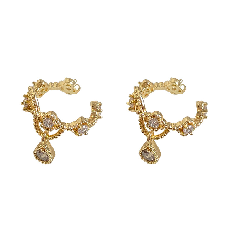 The diamond-encrusted ear clips exude a cold and retro feminine charm. The ear bone studs have no ear holes and are ethereal and forest-like, extremely fairy-like Item Picture