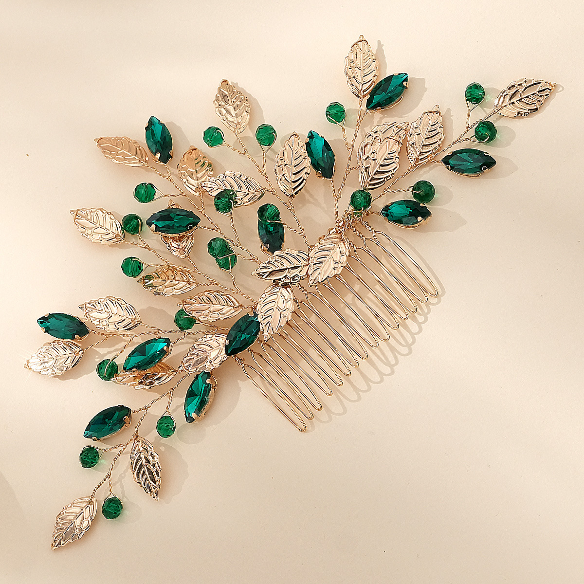 European and American wedding accessories, handcrafted green crystal hair combs, super fairy-like retro ball hair accessories, golden leaf bride's updo hair combs details Picture