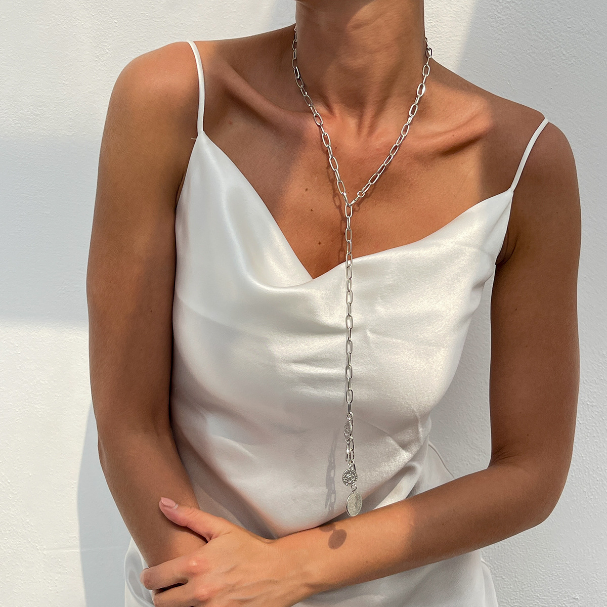 European and American cross-border jewelry, InS-style round plate alloy pendant, collarbone chain, heavy design, tassel cross chain necklace Specification drawing