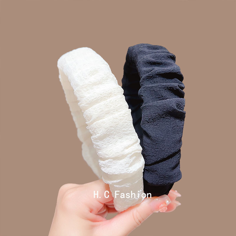 The high-end solid color wide-edge pleated hair band exudes a gentle and elegant charm. It can be used to increase height on the top of the head and is a versatile headband and hair clip accessory for going out Application Scenario