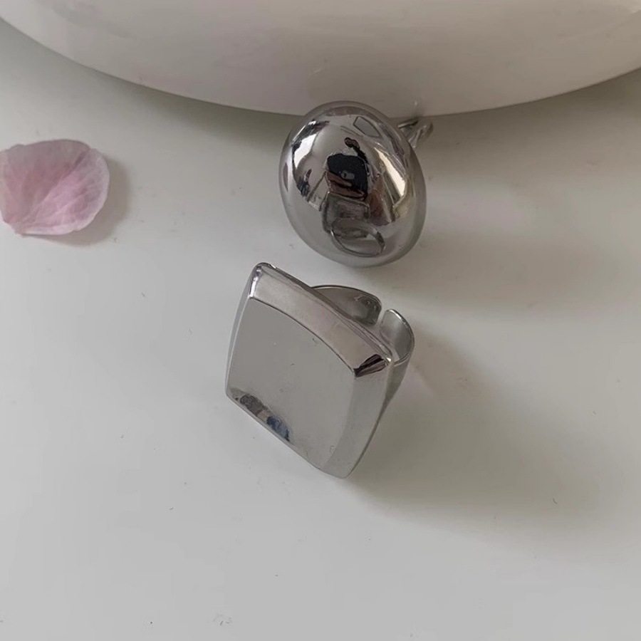 Korean-style exaggerated metal smooth ring, a niche design with a cold and aloof female style, exudes a sense of sophistication and is versatile. Square opening ring trend Specification drawing