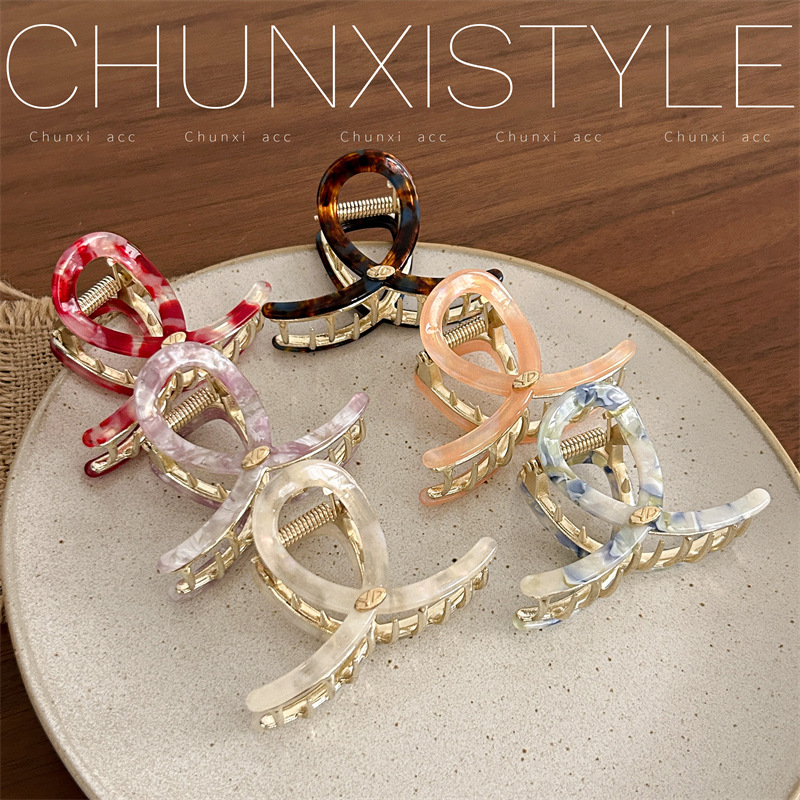 Stylish and high-end style, medium size acetate, abundant hair volume, shark clip, claw clip, back of the head, hair clip, headwear, elegant hairpin Application Scenario