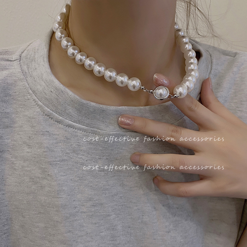 Light luxury and niche design sense pearl necklace for women, 2023 new style collarbone chain, popular retro neckchain accessory details Picture