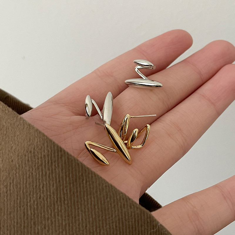 Light luxury and high-end metal teardrop stud earrings for women, a new style of trendy Korean earrings with a cold and elegant style in 2025 details Picture