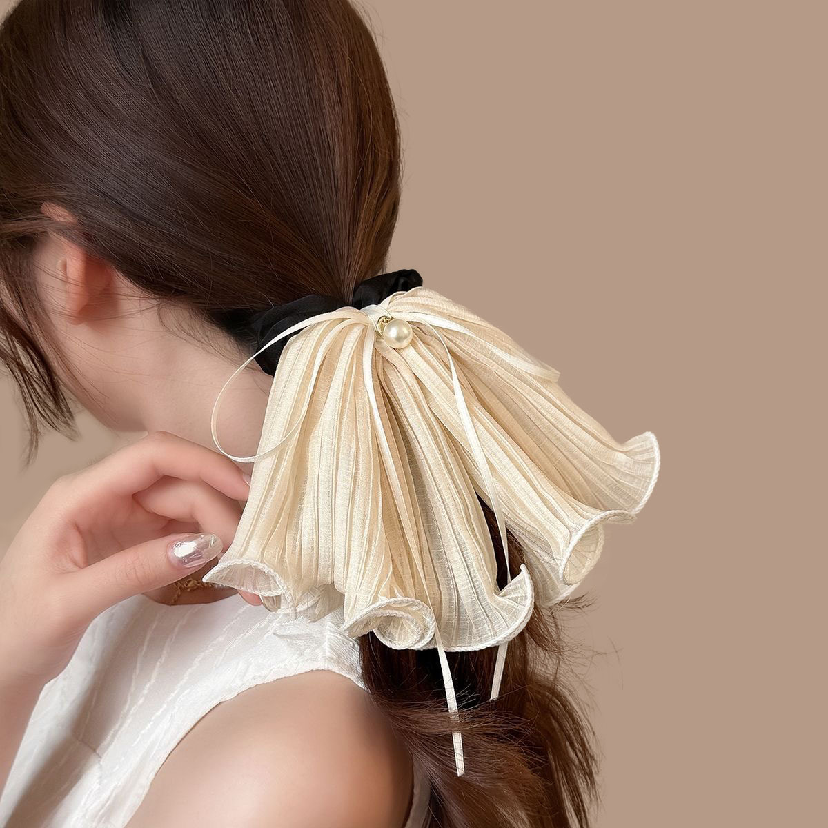 The super ethereal pleated black fungus edge double-layer mesh ribbon bow hair tie is gentle and versatile, with a hair tie and hair accessory Application Scenario