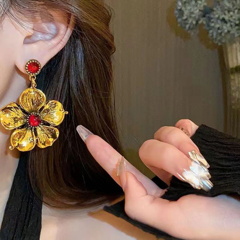 Wholesale of vintage vintage vintage earrings, light luxury, niche and high-end ear studs, French fashion earrings and accessories details Picture