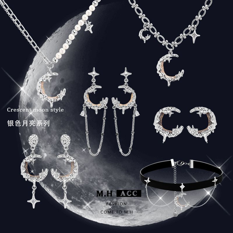 Silver textured moon necklace for women, a new Korean Instagram niche design style collarbone chain, fashionable and versatile pendant full figure