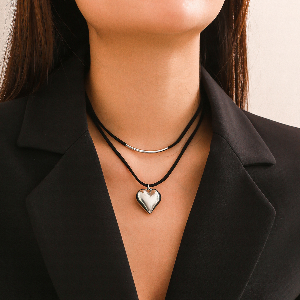 European and American cross-border jewelry black rope velvet geometric heart Necklace simple curved tube heart Necklace Specification drawing