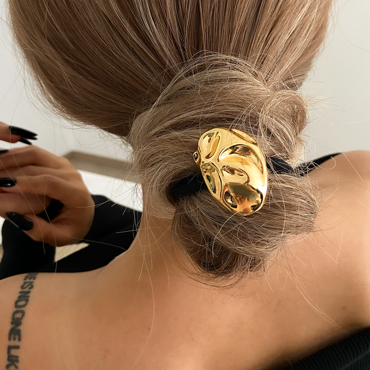 European and American cross-border jewelry design sense, niche ponytail hair tie, fashionable and elegant hair accessory for the back of a lady's head Application Scenario