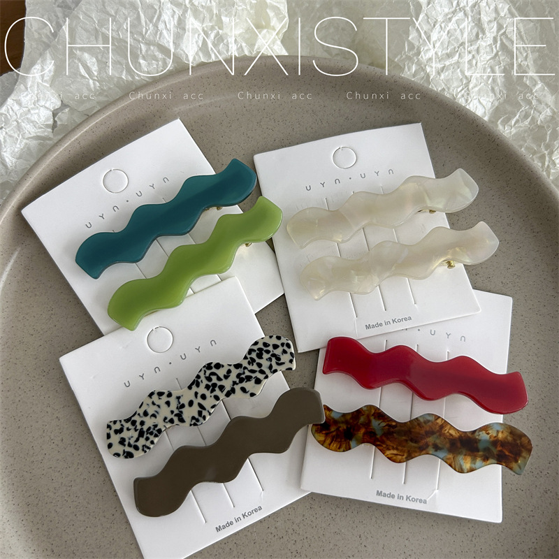 This is a new summer style hair clip in acetic acid green and white, featuring a minimalist Korean style and a cute girlish heart, just like the popular Instagram full figure