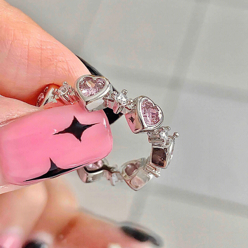 A pink diamond heart-shaped ring for a young girl, a unique design for women, exudes a sense of high-end luxury and exquisite refinement. The opening is adjustable and the ring has a cool and elegant style Application Scenario