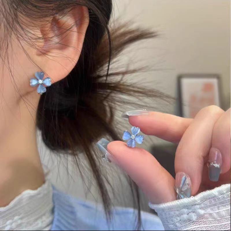 Forest-themed ice-transparent blue cat's eye stone flower ear buckles, with a unique design sense, exquisite and versatile earrings, elegant and light luxury earrings full figure