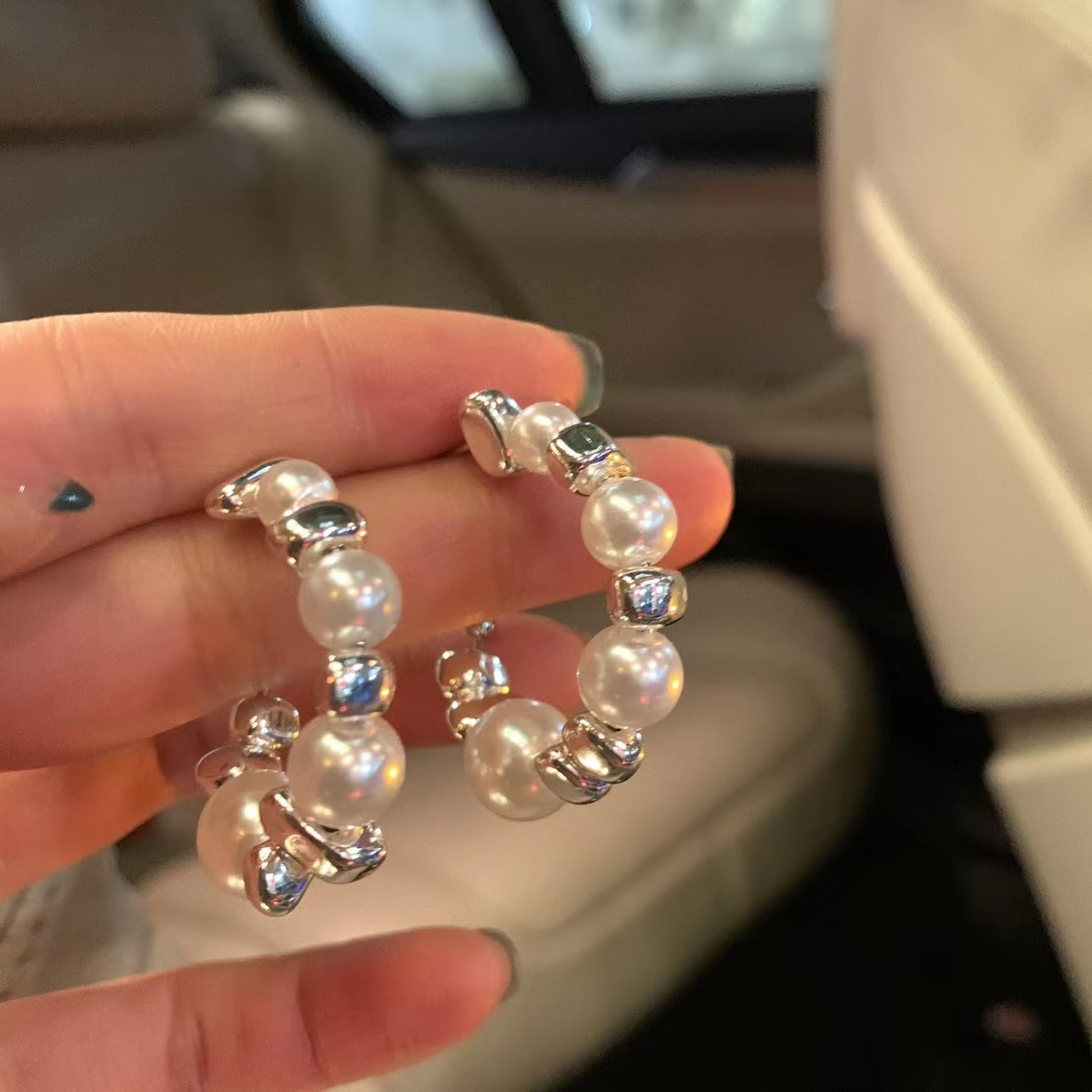 Korean light luxury pearl silver ear rings, C-shaped ear studs, feminine charm, versatile, fashionable and niche design, high-end earrings full figure