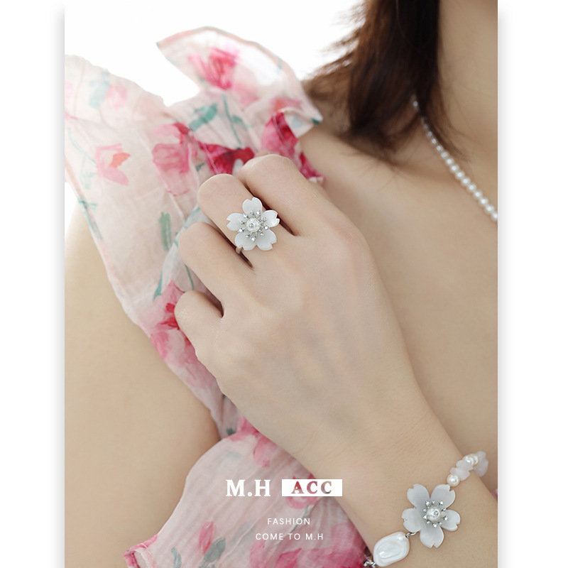 The original design of the white flower series is elegant, fashionable, versatile and high-end. It features stud necklaces, bracelets and other accessories for women details Picture
