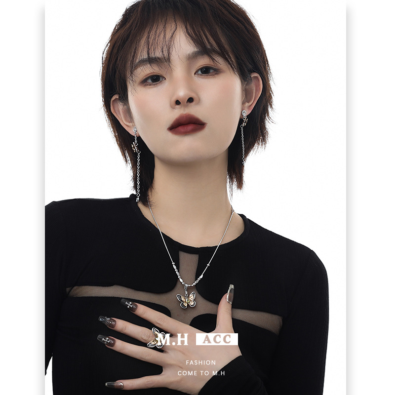 Ancient golden butterfly necklace for women, 2024 new style, light luxury, retro and high-end collarbone chain, European and American Instagram niche accessory Application Scenario