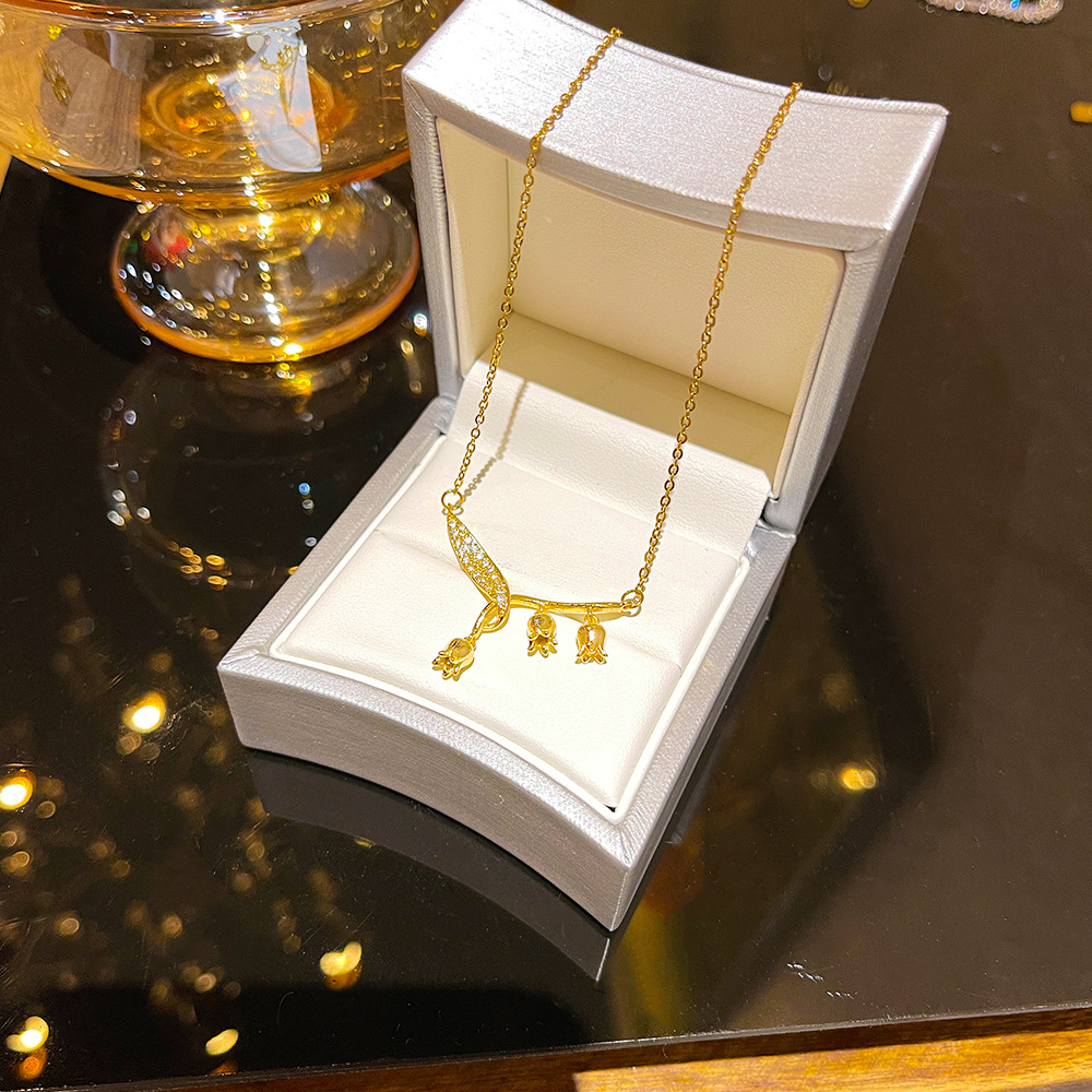 Wholesale of popular 18K gold rose necklace, women's light luxury niche collarbone chain and neck chain, elegant accessories on Douyin details Picture