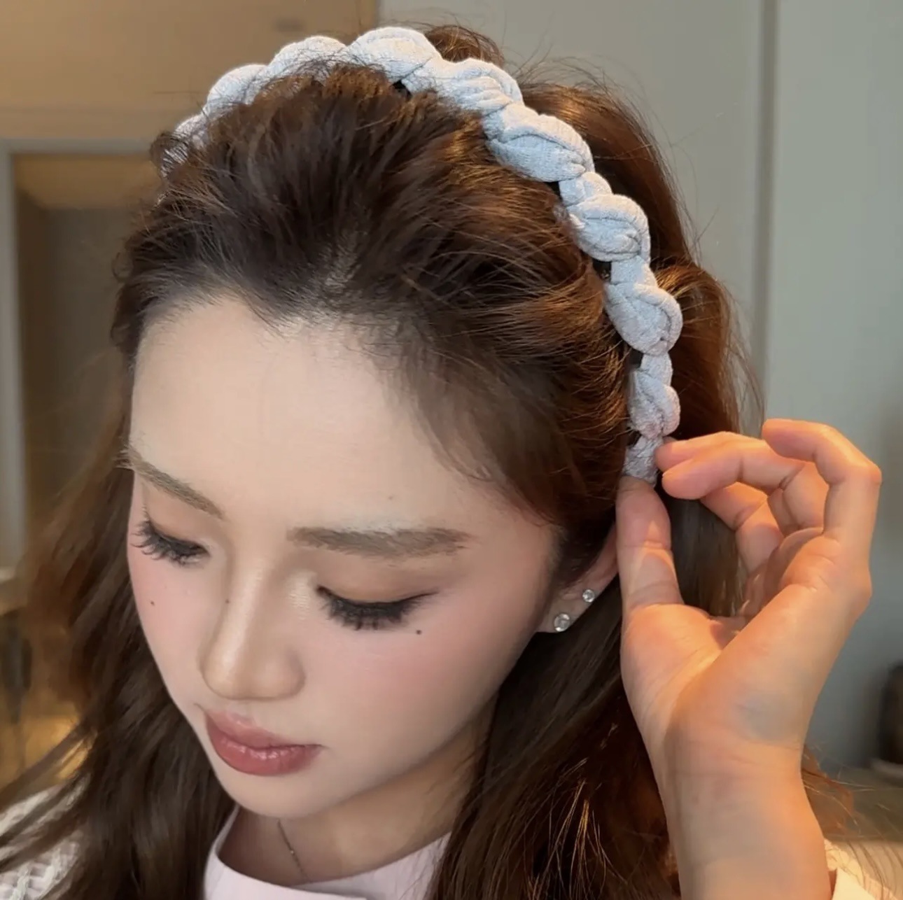 Wavy toothed headband for women, anti-slip and high-end look on the top of the head, small Korean fabric twisted headband, early spring accessory Application Scenario