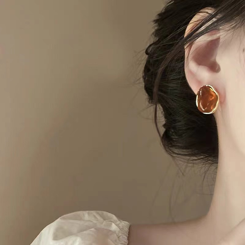 Maillard style ~ Amber stud earrings for women, retro Hong Kong style, high-end look, unique design, internet-famous style earrings details Picture