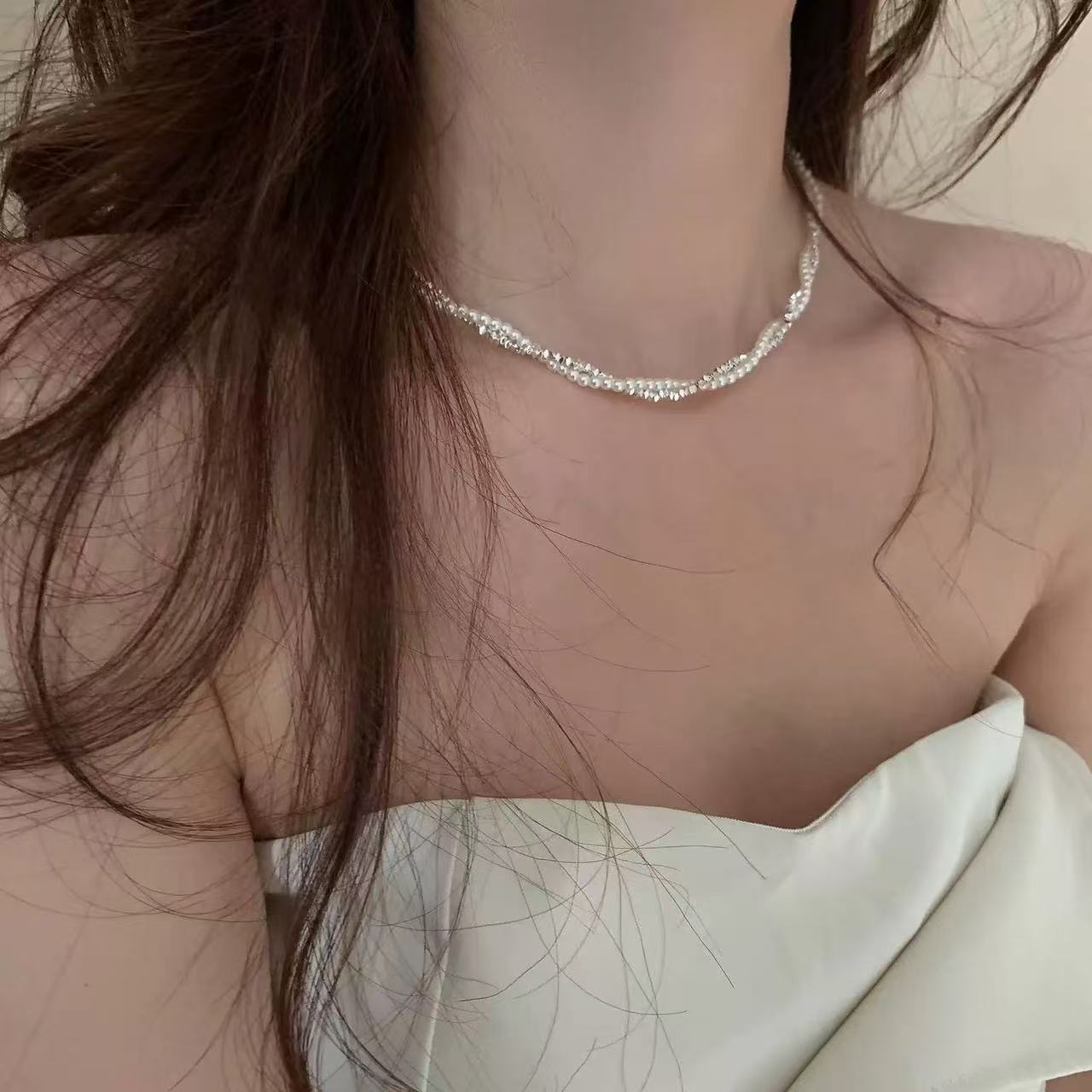 A small, light and luxurious necklace and collarbone chain accessory for women with a summer vibe, wrapped with silver and pearls in a double-layer layer Application Scenario