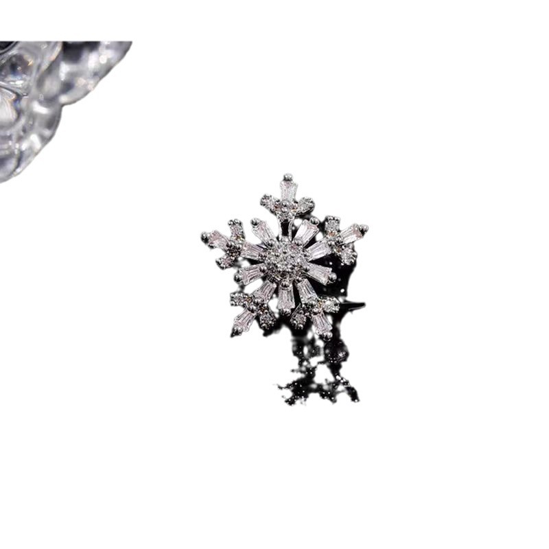 The first snow of autumn and winter ~ Christmas atmosphere snowflake zircon ear bone clips, cool and elegant style, light luxury ear clips, no ear holes Item Picture