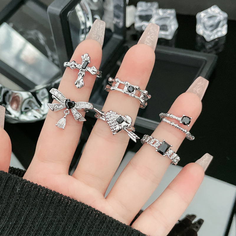 A unique dark bow, heart-shaped cross, black diamond open ring, a women's niche design, light luxury and versatile index finger ring full figure