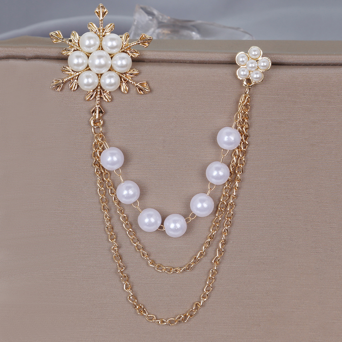 Korean-style simple, light luxury and high-end pearl brooch, elegant and fashionable clothing accessory, tassel chain snowflake brooch full figure