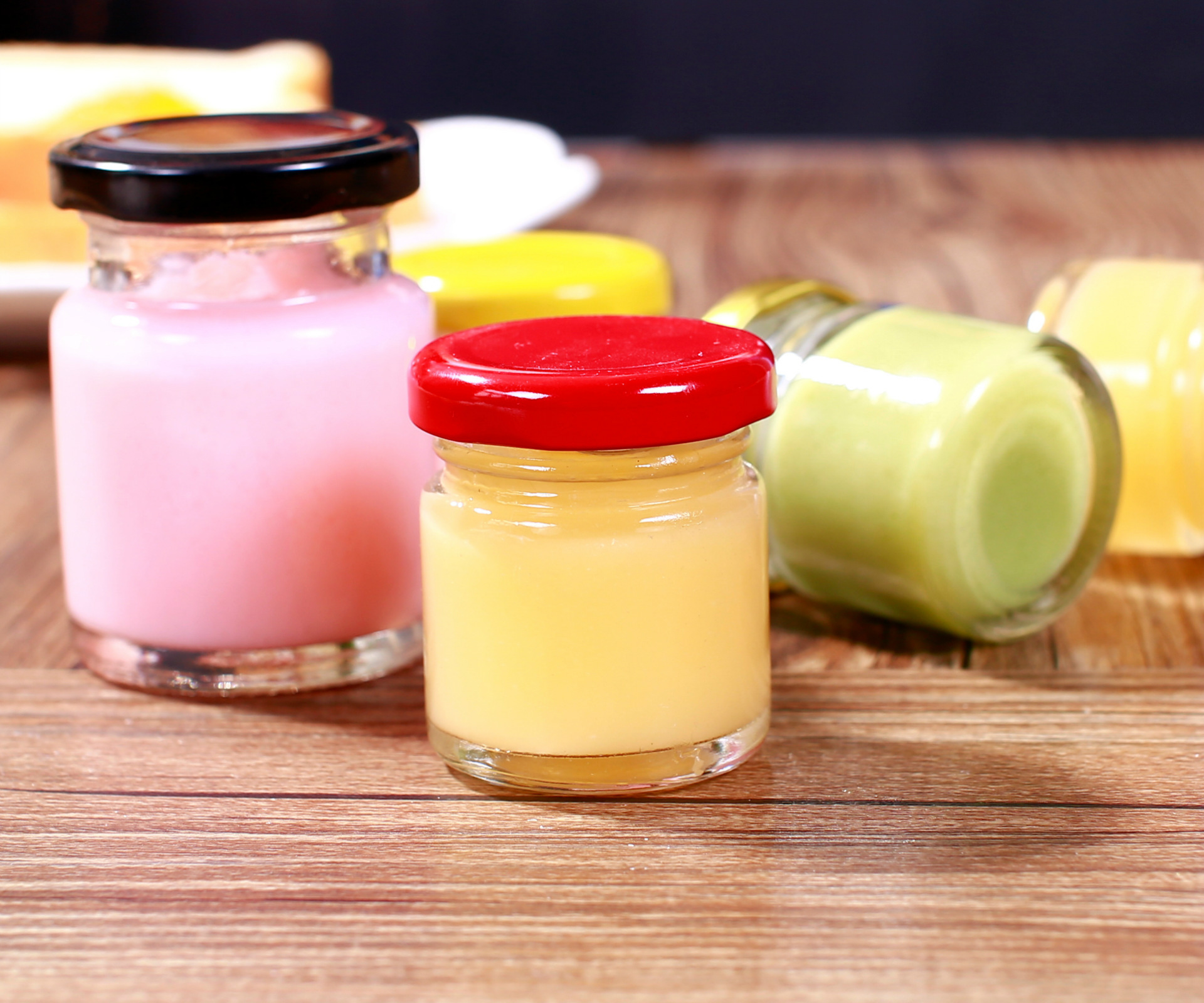 The manufacturer wholesals high-white material honey jars, square pickled vegetable bottles, hexagonal honey glass bottles, jam bottles and bird's nest bottles Application Scenario