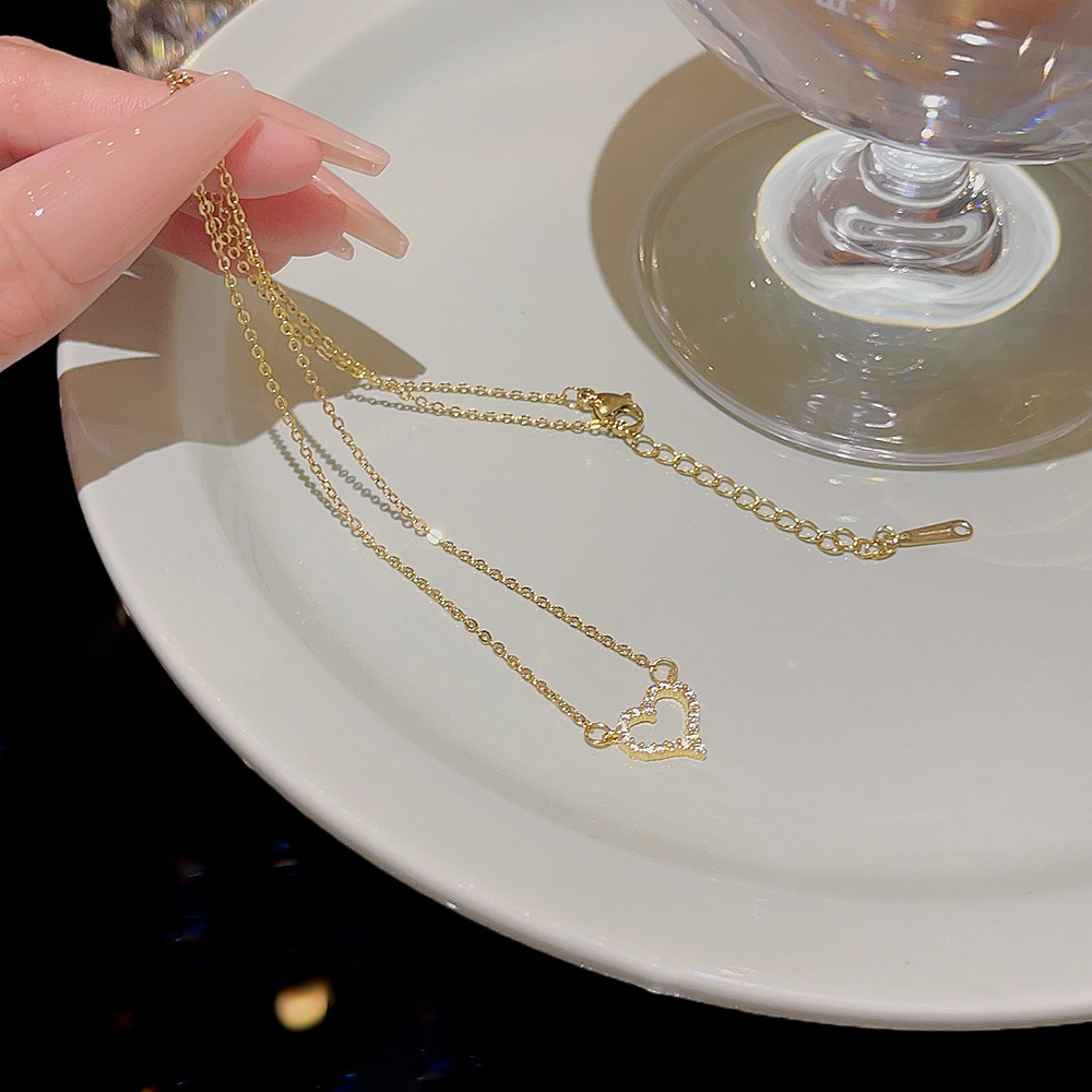 Temperament and heart titanium steel necklace, light luxury and niche design sense collarbone chain, 2024 new style bestseller necklace accessory wholesale Application Scenario