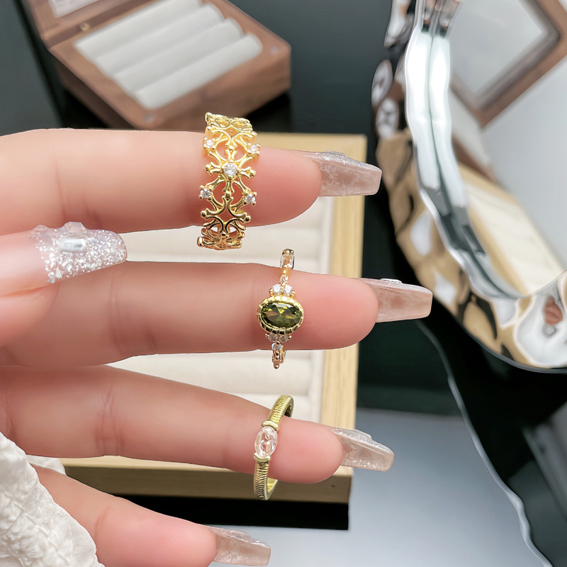 An irregular lace cutout retro fashion ring with a European and American personality, a simple and elegant brushed index finger ring with a cold and elegant style for women full figure