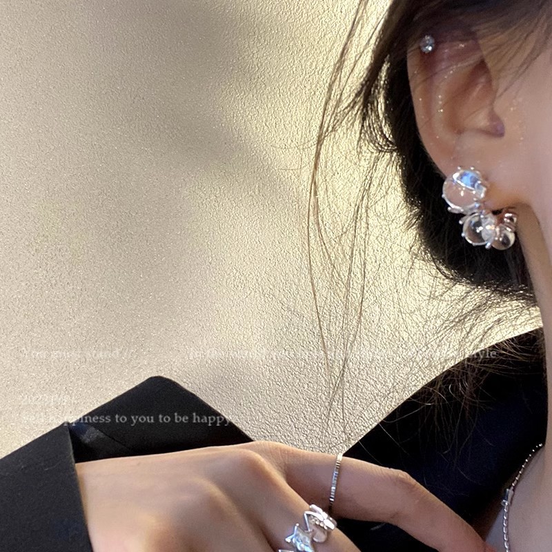 Unique ice-transparent beaded earrings, a trendy and niche design for women on Instagram, high-end stud earrings, and a cold and elegant style, are popular online earrings details Picture